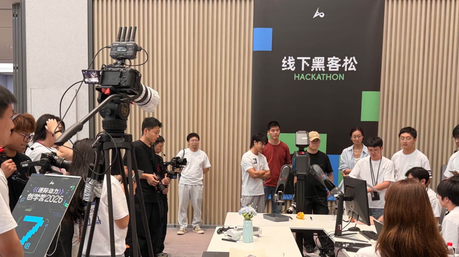 4天累计只睡20小时，他们用TRON2叠衣服
